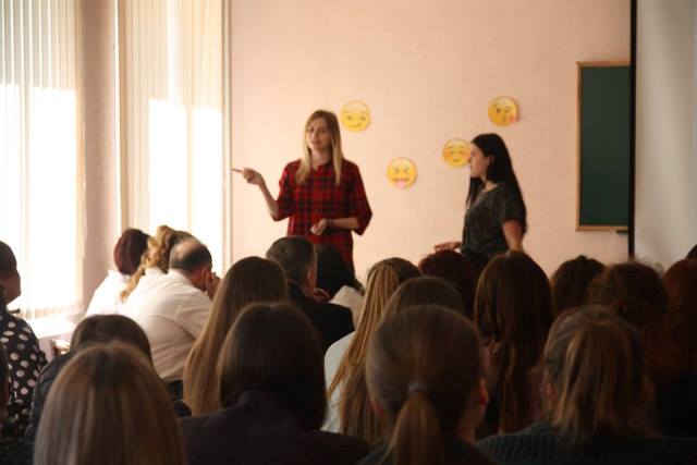 Студенти-магістри та їхня сценка про життя вихователя